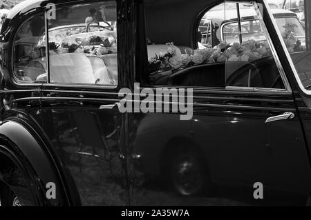 Il lato di un'annata Rolls Royce auto nozze sul visualizzatore in corrispondenza di un car show Foto Stock