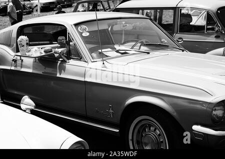 La parte anteriore di un verde 1968 Ford Mustang sul visualizzatore in corrispondenza di un car show Foto Stock