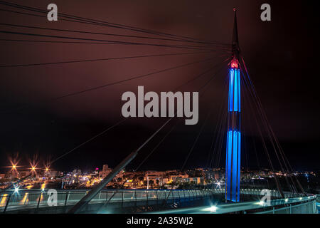 "Ponte del Mare", cavo-alloggiato ponte pedonale e ciclabile che si trova nella città di Pescara Foto Stock