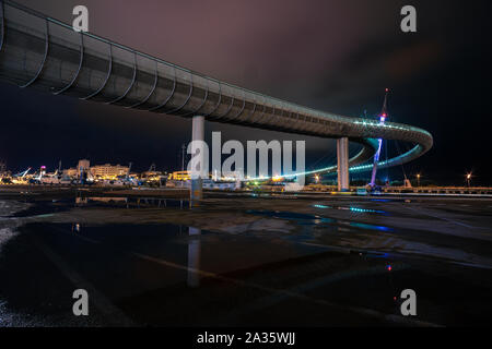 "Ponte del Mare", cavo-alloggiato ponte pedonale e ciclabile che si trova nella città di Pescara Foto Stock