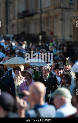 Bagno, Somerset, Regno Unito. 14 settembre 2019. Diverse centinaia di Jane Austen fan vestiti in costumi periodo di prendere parte al Grand Regency costume Promenade c Foto Stock