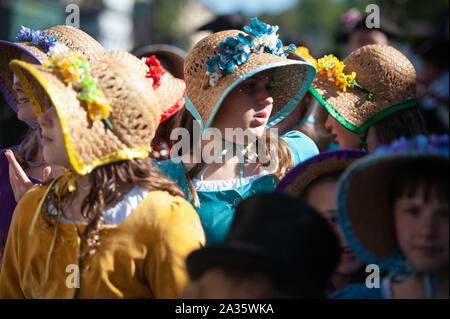 Bagno, Somerset, Regno Unito. 14 settembre 2019. Diverse centinaia di Jane Austen fan vestiti in costumi periodo di prendere parte al Grand Regency costume Promenade c Foto Stock