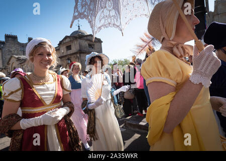 Bagno, Somerset, Regno Unito. 14 settembre 2019. Diverse centinaia di Jane Austen fan vestiti in costumi periodo di prendere parte al Grand Regency costume Promenade c Foto Stock