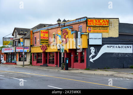 Cascate del Niagara, Canada - 2 Ottobre 2019: edifici su Ferry Street compresi Speakeasy bar, Taco N Tequila ristorante e negozio di souvenir e un sigaro cubano sto Foto Stock