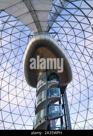 Architettura geometrica tutti in cerchio interno del vetro di un edificio a cupola con scala a chiocciola che conduce alla piattaforma superiore guardando verso l'alto. Foto Stock