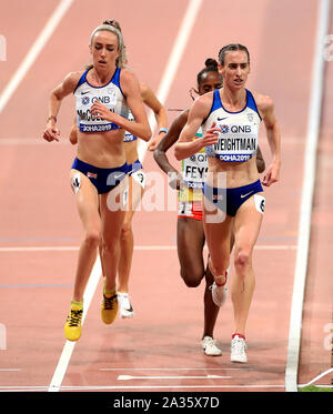 Gran Bretagna Eilish McColgan (sinistra) e Laura Weightman in azione in campo femminile 5000m final durante il giorno nove della IAAF Campionati del Mondo Al Khalifa International Stadium, Doha, Qatar. Foto Stock