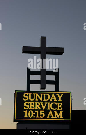 Motivazionale messaggio religioso su un cartello luminoso Foto Stock