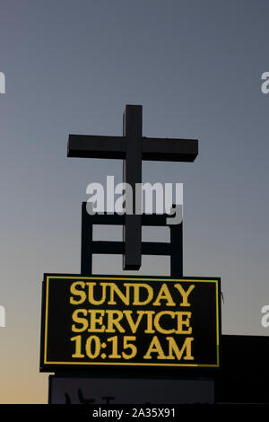 Motivazionale messaggio religioso su un cartello luminoso Foto Stock