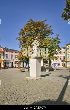 Lubliniec, Polonia - 15 Settembre 2019: Monumento San Giovanni Nepomuceno sulla piazza del mercato di Lubliniec, Polonia. Foto Stock