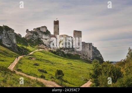 Belle le rovine del castello sul colle. Le rovine del castello di Olsztyn, Polonia. Foto Stock