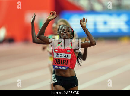 Doha in Qatar. 5 Ottobre, 2019. Hellen Obiri del Kenya vincendo i 5000 metri per le donne durante il XVII IAAF mondiale di atletica Al Khalifa Stadium di Doha, in Qatar. Ulrik Pedersen/CSM/Alamy Live News Foto Stock
