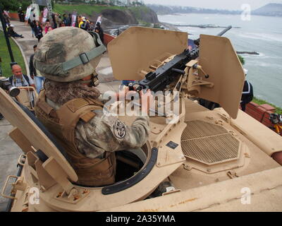 Marina peruviana la manipolazione di una Cal .50 BMG mitragliatrice sulla parte superiore di un blindato di veicolo anfibio (ASLAV-II) a Miraflores Bay durante il "Velas Latinoamerica 2018' evento nautico, che avrà luogo a Lima in Perù. L'evento congregates 10 di formazione di navi a vela da paesi latino-americani e la Spagna. Foto Stock