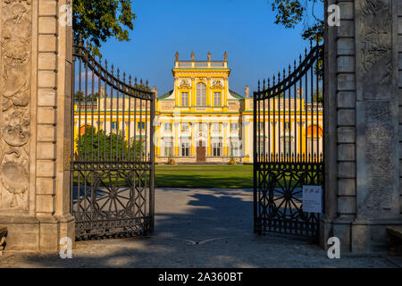 Varsavia, Polonia - 27 agosto 2019: cancello principale di Wilanow Palace, Barocco la residenza reale di re Giovanni III Sobieski, xvii secolo punto di riferimento della città. Foto Stock