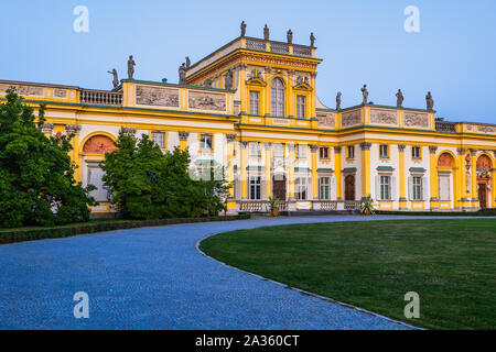 Varsavia, Polonia - 27 agosto 2019: Wilanow Palace (Polacco: Palac w Wilanowie) al tramonto, Barocco la residenza reale di re Giovanni III Sobieski, xvii secolo Foto Stock