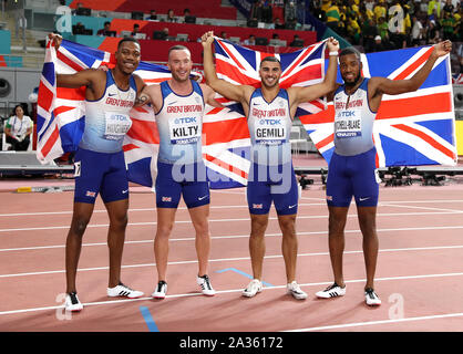 Gran Bretagna Zharnel Hughes Richard Kilty, Adam Gemili e Nethaneel Mitchell-Blake celebra la vincita di argento nel 4x100 metri Uomini Final durante il giorno nove della IAAF Campionati del Mondo Al Khalifa International Stadium, Doha, Qatar. Foto Stock