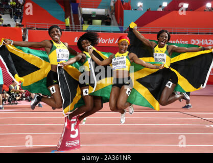 La Giamaica nella Jonielle Smith, Natalliah Whyte, Shelly-Ann Fraser-Pryce e Shericka Jackson festeggiare la conquista la medaglia d'oro in 4x100 metri finale donne durante il giorno nove della IAAF Campionati del Mondo Al Khalifa International Stadium, Doha, Qatar. Foto Stock