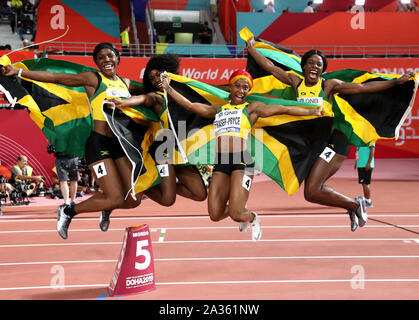 La Giamaica nella Jonielle Smith, Natalliah Whyte, Shelly-Ann Fraser-Pryce e Shericka Jackson festeggiare la conquista la medaglia d'oro in 4x100 metri finale donne durante il giorno nove della IAAF Campionati del Mondo Al Khalifa International Stadium, Doha, Qatar. Foto Stock