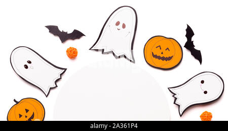 Composizione di halloween fantasmi e pipistrelli e zucche su bianco Foto Stock