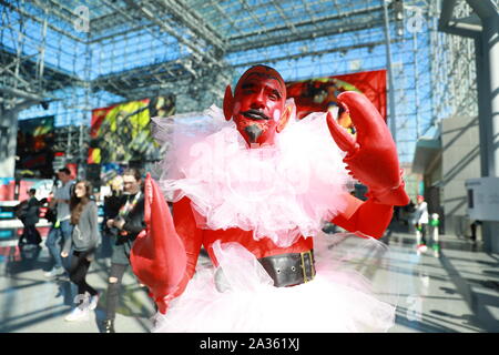 I cosplayer arrivano per il terzo giorno della Comic con di New York 2019 al Jacob Javits Center il 5 ottobre 2019. Foto Stock