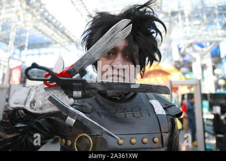 I cosplayer arrivano per il terzo giorno della Comic con di New York 2019 al Jacob Javits Center il 5 ottobre 2019. Foto Stock