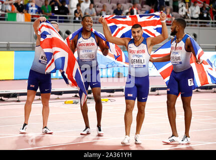 Gran Bretagna Zharnel Hughes Richard Kilty, Adam Gemili e Nethaneel Mitchell-Blake celebra la vincita di argento nel 4x100 metri Uomini Final durante il giorno nove della IAAF Campionati del Mondo Al Khalifa International Stadium, Doha, Qatar. Foto Stock