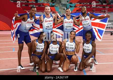 Gran Bretagna Zharnel Hughes Richard Kilty, Adam Gemili e Nethaneel Mitchell-Blake, Asha Philip, Daryll Neita, Ashleigh Nelson e Dina Asher-Smith celebra la vincita di argento nel 4x100 metri di uomini e donne durante la finale giorno nove della IAAF Campionati del Mondo Al Khalifa International Stadium, Doha, Qatar. Foto Stock