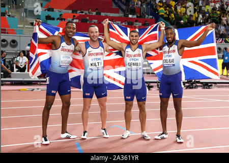 Gran Bretagna Zharnel Hughes Richard Kilty, Adam Gemili e Nethaneel Mitchell-Blake celebra la vincita di argento nel 4x100 metri Uomini Final durante il giorno nove della IAAF Campionati del Mondo Al Khalifa International Stadium, Doha, Qatar. Foto Stock