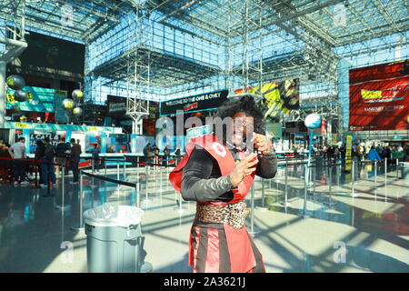 I cosplayer arrivano per il terzo giorno della Comic con di New York 2019 al Jacob Javits Center il 5 ottobre 2019. Foto Stock
