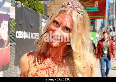 I cosplayer arrivano per il terzo giorno della Comic con di New York 2019 al Jacob Javits Center il 5 ottobre 2019. Foto Stock