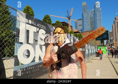 I cosplayer arrivano per il terzo giorno della Comic con di New York 2019 al Jacob Javits Center il 5 ottobre 2019. Foto Stock