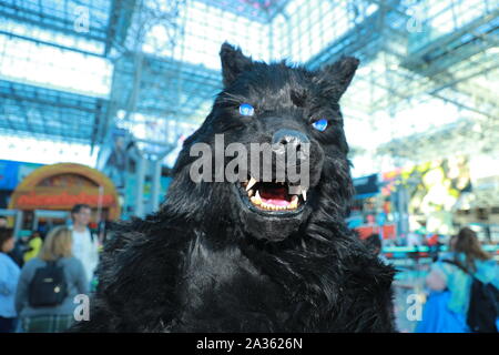 I cosplayer arrivano per il terzo giorno della Comic con di New York 2019 al Jacob Javits Center il 5 ottobre 2019. Foto Stock