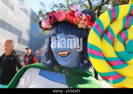 I cosplayer arrivano per il terzo giorno della Comic con di New York 2019 al Jacob Javits Center il 5 ottobre 2019. Foto Stock