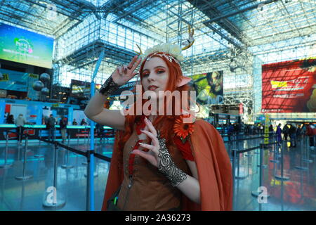 I cosplayer arrivano per il terzo giorno della Comic con di New York 2019 al Jacob Javits Center il 5 ottobre 2019. Foto Stock