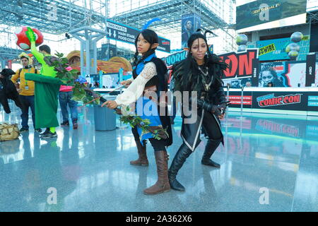 I cosplayer arrivano per il terzo giorno della Comic con di New York 2019 al Jacob Javits Center il 5 ottobre 2019. Foto Stock