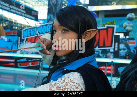 I cosplayer arrivano per il terzo giorno della Comic con di New York 2019 al Jacob Javits Center il 5 ottobre 2019. Foto Stock