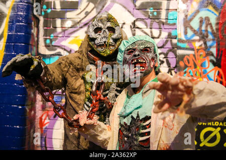 Leake Street, Londra. Regno Unito 5 ott 2019 - zombie con il sangue imbevuto trucco e indossando costumi prendere parte nel mondo zombie giorno prima lo Zombie a piedi attraverso le strade del centro di Londra la raccolta di fondi per la carità. Credito: Dinendra Haria/Alamy Live News Foto Stock