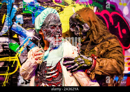 Leake Street, Londra. Regno Unito 5 ott 2019 - zombie con il sangue imbevuto trucco e indossando costumi prendere parte nel mondo zombie giorno prima lo Zombie a piedi attraverso le strade del centro di Londra la raccolta di fondi per la carità. Credito: Dinendra Haria/Alamy Live News Foto Stock