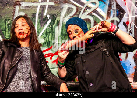 Leake Street, Londra. Regno Unito 5 ott 2019 - zombie con il sangue imbevuto trucco e indossando costumi prendere parte nel mondo zombie giorno prima lo Zombie a piedi attraverso le strade del centro di Londra la raccolta di fondi per la carità. Credito: Dinendra Haria/Alamy Live News Foto Stock