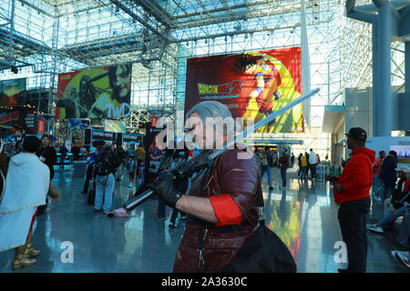 I cosplayer arrivano per il terzo giorno della Comic con di New York 2019 al Jacob Javits Center il 5 ottobre 2019. Foto Stock
