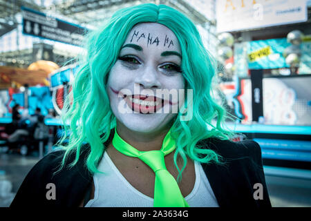 I cosplayer arrivano per il terzo giorno della Comic con di New York 2019 al Jacob Javits Center il 5 ottobre 2019. Foto Stock