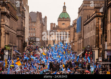 Edimburgo, Scozia. 5 Ottobre, 2019. Migliaia marzo a Edimburgo per l' indipendenza della Scozia. Migliaia di indipendenza scozzese sostenitori hanno marciato attraverso Edinburgh come parte del tutto sotto uno striscione protesta. Tutti sotto uno striscione ha stimato la partecipazione in 200.000 i sostenitori dell'indipendenza. Foto Stock