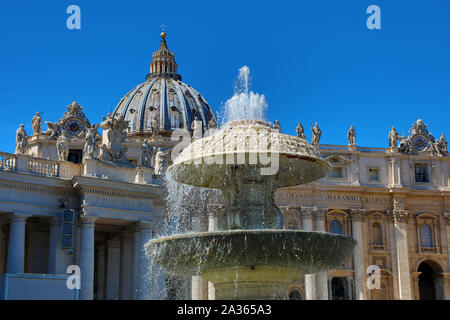 Basilica di San Pietro e la fontana di Roma, il Vaticano, Italia Foto Stock