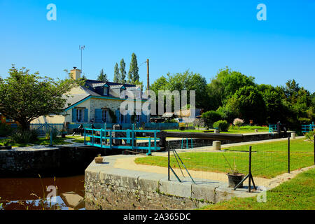 Immagine di una serratura sul canale d'Ille et Rance, Britiany, Francia Foto Stock