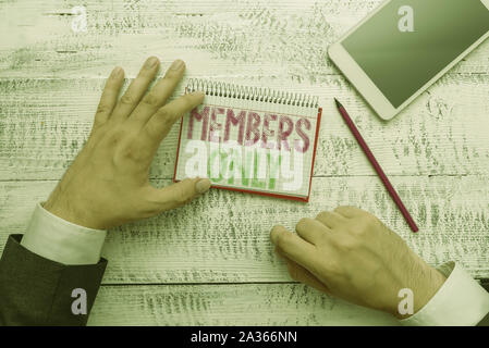 Conceptual la scrittura a mano che mostra solo per soci. Concetto significato limitato a un individuo appartiene a un gruppo o a un'organizzazione Foto Stock