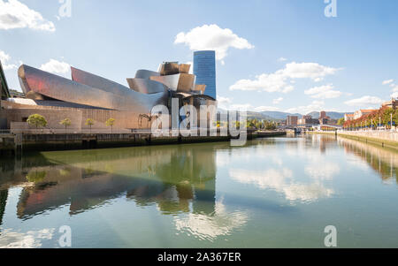 Museo Guggenheim accanto al fiume Nervion, Bilbao, Paese Basco, nel nord della Spagna, Europa Foto Stock