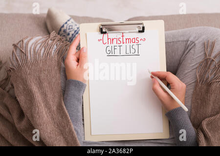 Donna creazione di regali di Natale elenco nella cute calze Foto Stock