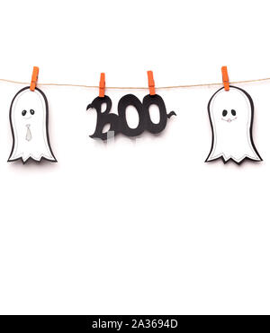 Sagome di Halloween appeso sulla corda come decorazioni Foto Stock