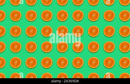 Digital seamless pattern con fettine di arancia sul verde menta sfondo. Elementi di ripetizione Foto Stock