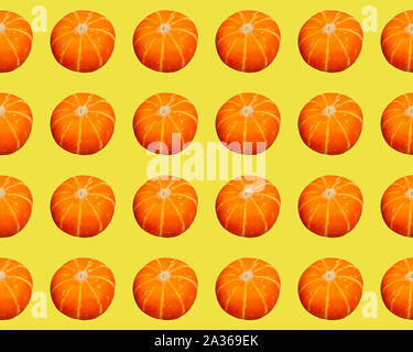 Digitale modello senza cuciture con zucche arancione su sfondo giallo. Elementi di ripetizione Foto Stock