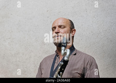 Agde, Francia. 31 luglio 2019. Aimé Brees, voce, clarinetto del gruppo -Hum si esibisce in concerto al Museo Jules Baudou di Agde, Francia Foto Stock